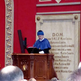 Juan Luis Arsuga leyendo su lección magistral