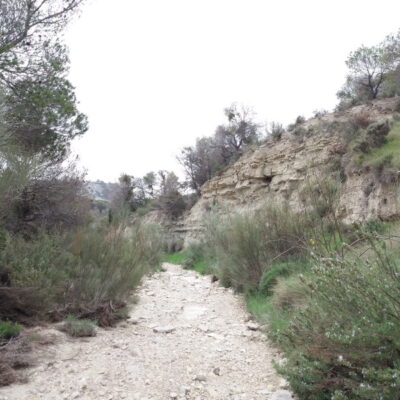 Camino por el fondo del barranco