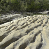 15 Espectaculares rocas lamidas por el Guadalpe (alvéolos, gnamas, tafonis…)